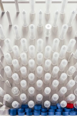 Laboratuvar mataraları, pipetler ve mataralar. Dikey fotoğrafçılık, bilim konsepti