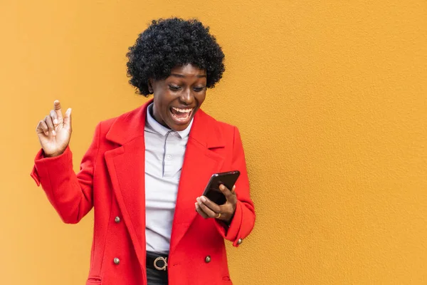 Afroameričanka Dívá Obrazovku Mobilního Telefonu Překvapeně Vzrušeně Ohromeně Exteriér Záběru — Stock fotografie