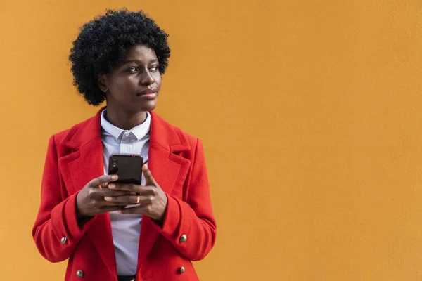 Feliz sorrindo mulher negra usando telefone inteligente. — Fotografia de Stock