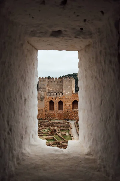 Alcazaba Kalesi 'nin duvarları mum kulesinin penceresinden görülüyor, Alhambra, Granada..