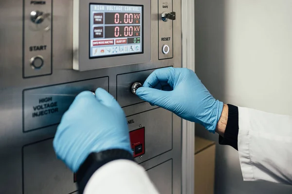 Χημική ουσία χρησιμοποιώντας τη μηχανή νανοϊνών στο εργαστήριο — Φωτογραφία Αρχείου