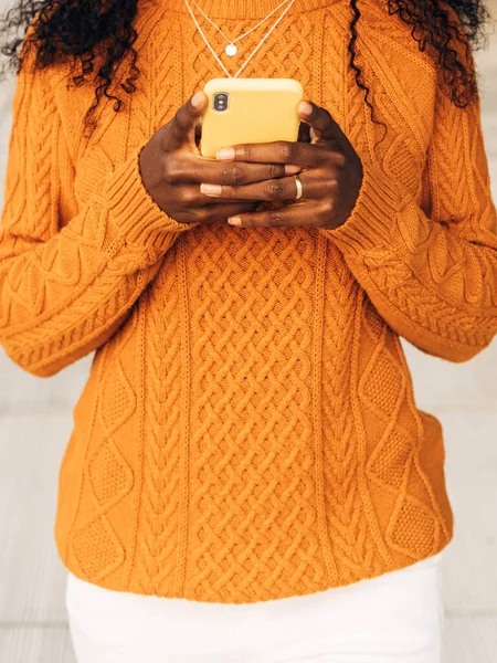 Mãos Uma Menina Africana Segurando Telefone Celular Jovem Mulher Compras — Fotografia de Stock