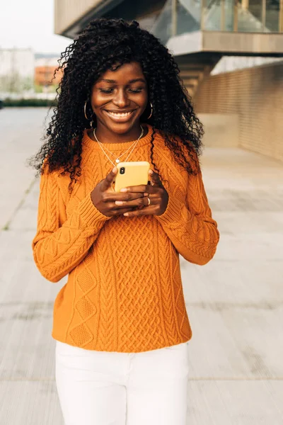 Mulher Negra Sorrindo Usando Seu Telefone Celular Livre Menina Americana — Fotografia de Stock