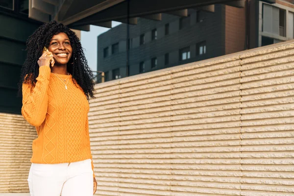 Jovem Afro Americana Sorrindo Usando Seu Celular Rua Castanho Encaracolado — Fotografia de Stock