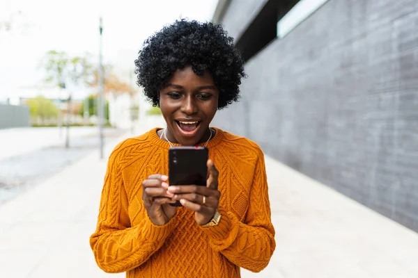 Šťastný Mladý Afričan Dívka Pomocí Svého Mobilního Telefonu Venku Afričanky — Stock fotografie