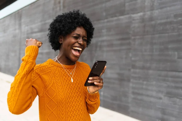 Feliz Jovem Afro Americana Expressando Gesto Vitória Com Mão Levantada — Fotografia de Stock