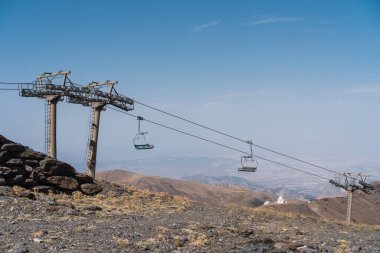 Kış sporları için Sierra Nevada dağlarında yürüyüş. 