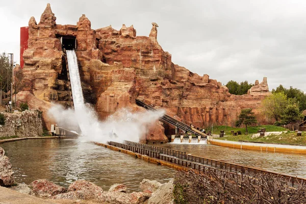 Spaß-Wasserachterbahn im Freizeitpark im Sommer. — Stockfoto