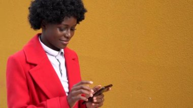  Cep telefonundan kötü haberler alan Afro-Amerikalı kadın endişeli görünüyor.. 