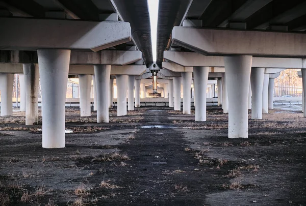 Köprüler, sütunlar üzerinde bağlanıyor