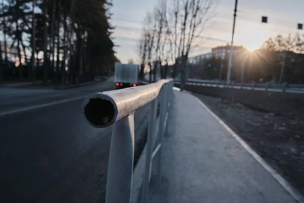 Gün doğumunda sokak çitleri