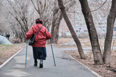 Büyükanne İskandinav yürüyüşü