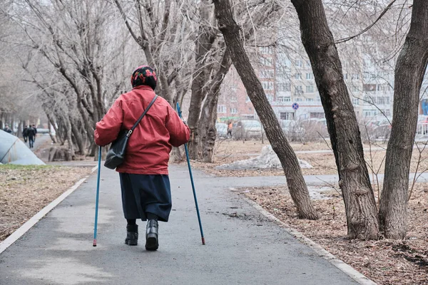Büyükanne İskandinav yürüyüşü