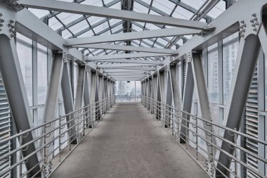 Otoyol boyunca metal kaplı yaya köprüsü.