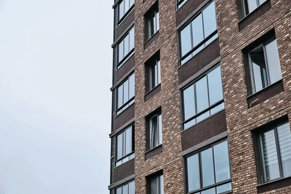 Gökyüzüne karşı yüksek binalar. Elit bölge, kahverengi ev..