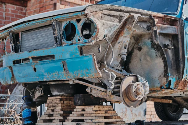 Paslı eski mavi araba, paslı fren diski