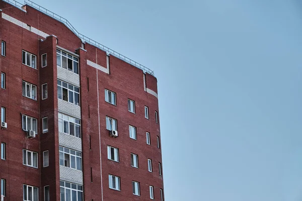 Mavi gökyüzü arka planlı kırmızı tuğla bina