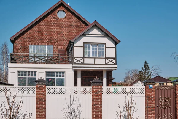 Mavi gökyüzü arka planında geleneksel tarzda bir Alman evi