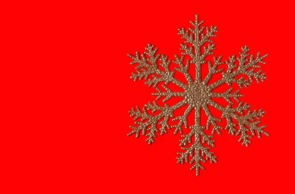 พื้นหลังคริสต์มาส, เกล็ดหิมะ, บนพื้นหลังสีแดง, พื้นที่สําเนา, ไม่มีคน, มุมมองด้านบน, แนวนอน, วอลล์เปเปอร์ปีใหม่ — ภาพถ่ายสต็อก