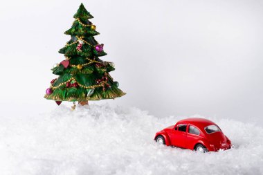 Noel kartı, ağaç ve kırmızı küçük araba, oyuncaklar, kar, beyaz arka plan, kopya alanı, insan yok, yatay