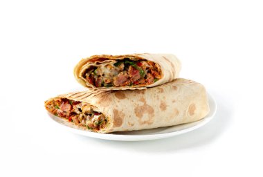 Shawarma, lavaşta yuvarlan, ızgara et, sebzeli, sandviçli, beyaz arka planda kesilmiş, yatay, kopyalama spazmı