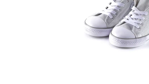Zapatillas de deporte para mujer, gris claro, con lentejuelas, sobre un fondo blanco, papel pintado, horizontal, sin personas, — Foto de Stock