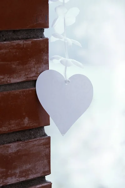 Papel corazón blanco, decoración, telón de fondo, pared de ladrillo, vertical, sin personas, valentines, —  Fotos de Stock