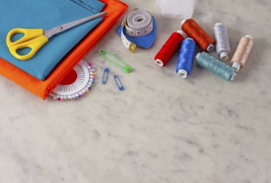 Mermer bir masaya terzilik için aksesuarlar, üst görüş, insan yok, yatay,