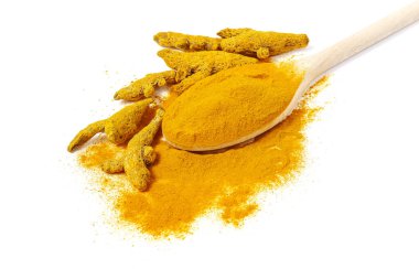 Baharat zerdeçal tozu ve kökü, beyaz arka planda kaşık, yatay, insan yok