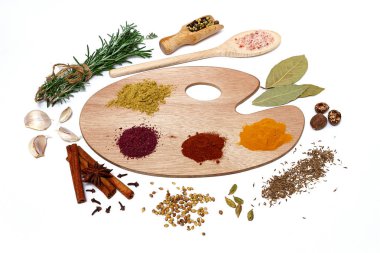 Ressamlar için bir cilanın üzerindeki çeşitli baharatlar, beyaz arka plan, üst görünüm, yatay, insan yok