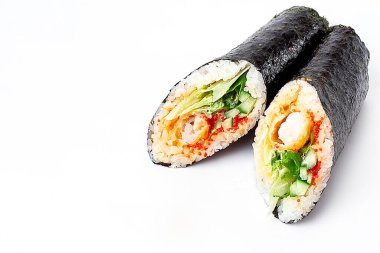  suşi burrito, sushiritto, karides pilavı, baharat sosu, salatalık, marul, nori, beyaz arka planda.