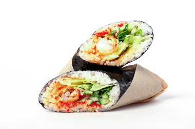  suşi burrito, sushiritto, karides pilavı, baharat sosu, salatalık, marul, nori, beyaz arka planda.