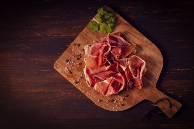 Prosciutto Parma, ahşap arka planda, üst tarafta, yatay, insan yok.,