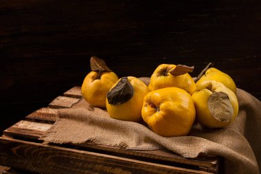 Ayva meyvesi, ahşap bir masada, yatay, kırsal, insan yok.,