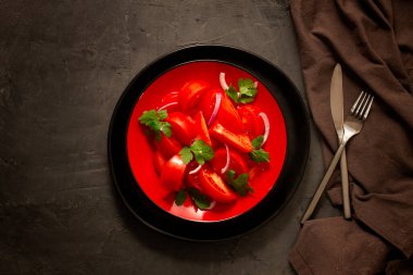 Domates sebze salatası, soğan ve kişniş, koyu arka planda, üst tarafta, yatay, insan yok.,