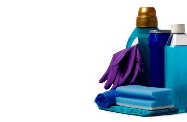 Alet ve ürünlerle temizleme seti, beyaz arka planda, yatay, insan yok,