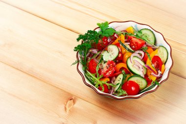 Taze sebze salatası, ahşap bir masada, üst görünüm, yatay, insan yok.,
