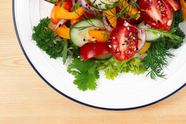 Taze sebze salatası, ahşap bir masada, üst görünüm, yatay, insan yok.,