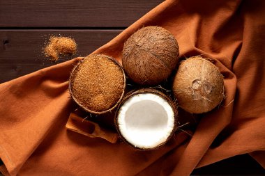 Tahta kahverengi arka planda hindistan cevizi, üst manzara.,