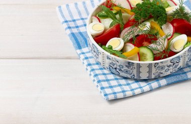  Beyaz arka planda domates, salatalık, biber, buzdağı ve bıldırcın yumurtası salatası., 