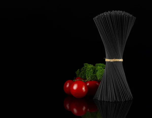 Kytice Syrové Černé Těstoviny Špagety Rajčaty Bazalkou Černém Pozadí Bez — Stock fotografie