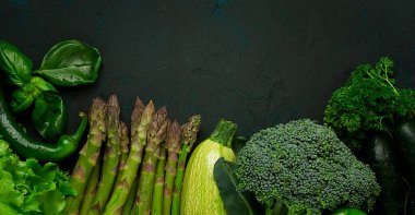 Sağlıklı gıda, konsept, yeşil sebzeler, yeşil arka planda, üst tarafta, arka planda, yatay, insan yok.,