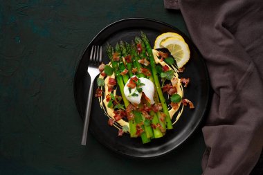 Yeşil kuşkonmaz, haşlanmış yumurta ve pastırma, Hollandaise sosu, üst manzara, yatay, insan yok.,