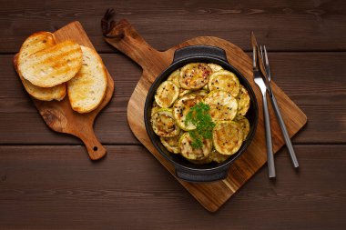 Izgara kabak, baharatlı, üst manzaralı, ahşap kahverengi bir masada, yatay, insan yok.,