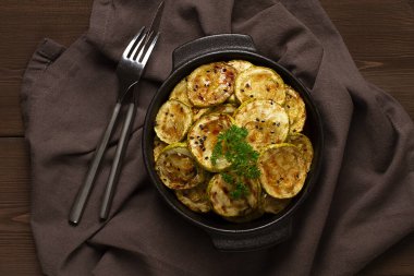 Izgara kabak, baharatlı, üst manzaralı, ahşap kahverengi bir masada, yatay, insan yok.,