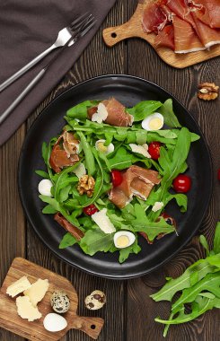 Salata, roka yaprakları, Parma prosciutto, kiraz, bıldırcın yumurtası, sağlıklı yemek, üst görünüm, yatay, insan yok.,