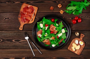 Salata, roka yaprakları, Parma prosciutto, kiraz, bıldırcın yumurtası, sağlıklı yemek, üst görünüm, yatay, insan yok.,