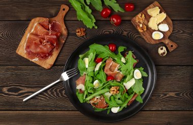 Salata, roka yaprakları, Parma prosciutto, kiraz, bıldırcın yumurtası, sağlıklı yemek, üst görünüm, yatay, insan yok.,