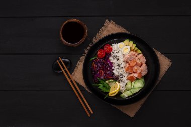 Poke kasesi, somon tabağı, pirinç, sebze, bıldırcın yumurtası, avokado, limon, sos, sağlıklı yemek, üst görünüm, yatay, insan yok.,