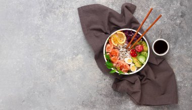 Poke kasesi, somon tabağı, pirinç, sebze, bıldırcın yumurtası, avokado, limon, sos, sağlıklı yemek, üst görünüm, yatay, insan yok.,